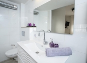 5 bedrooms reno villa - toilet